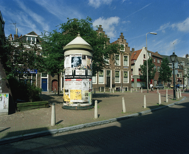 801075 Afbeelding van de reclamezuil op het pleintje tussen de Predikherenstraat en de Loeff Berchmakerstraat ...